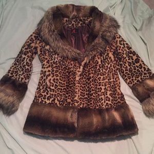 Leopard-print coat with faux-fur.